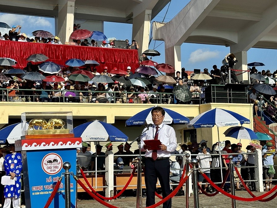 Ông Trần Khắc Kiên, Chủ tịch UBND quận Đồ Sơn khai mạc Lễ hội. Ông Trần Khắc Kiên, Chủ tịch UBND quận Đồ Sơn khai mạc Lễ hội.