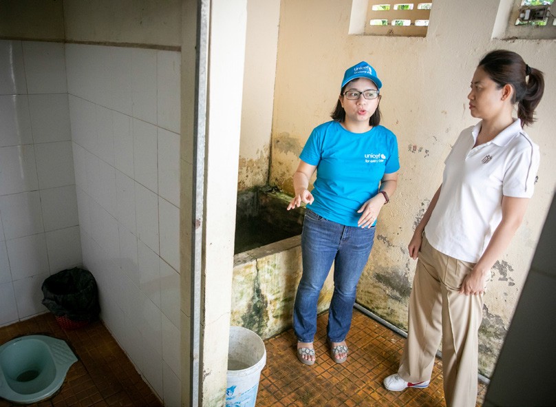 Cán bộ UNICEF và Masterise Group khảo sát hiện trạng nhà vệ sinh tại trường học của Như Cán bộ UNICEF và Masterise Group khảo sát hiện trạng nhà vệ sinh tại trường học của Như