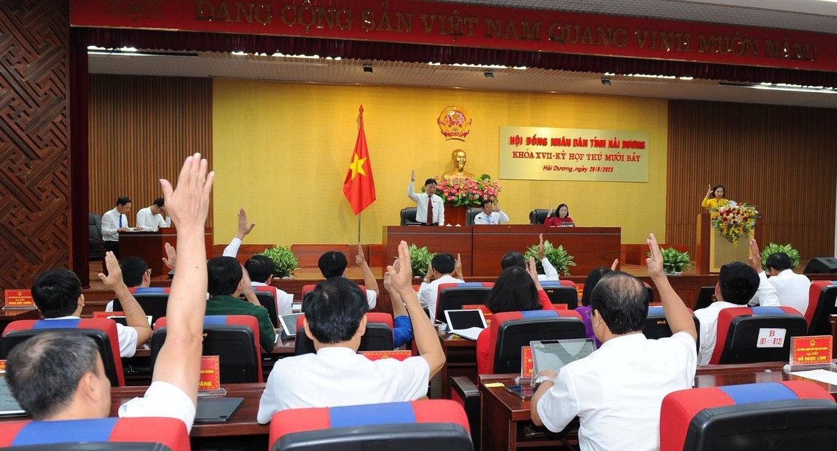 Các đại biểu biểu quyết thông qua Nghị quyết của Kỳ họp. Các đại biểu biểu quyết thông qua Nghị quyết của Kỳ họp.