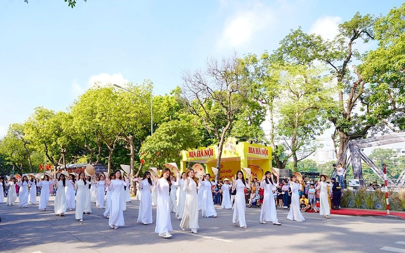 Carnaval thu Hà Nội nằm trong khuôn khổ chương trình “Festival Thu Hà Nội 2023”. Đây là sự kiện được dàn dựng công phu với quy mô lớn, là sự giao thoa sống động giữa truyền thống và hiện đại, đem lại những nét văn hóa vô cùng tinh tế, nhiều sắc màu không chỉ của Thủ đô Hà Nội mà còn của rất nhiều địa phương trên dải đất hình chữ S thân yêu. Carnaval thu Hà Nội nằm trong khuôn khổ chương trình “Festival Thu Hà Nội 2023”. Đây là sự kiện được dàn dựng công phu với quy mô lớn, là sự giao thoa sống động giữa truyền thống và hiện đại, đem lại những nét văn hóa vô cùng tinh tế, nhiều sắc màu không chỉ của Thủ đô Hà Nội mà còn của rất nhiều địa phương trên dải đất hình chữ S thân yêu.