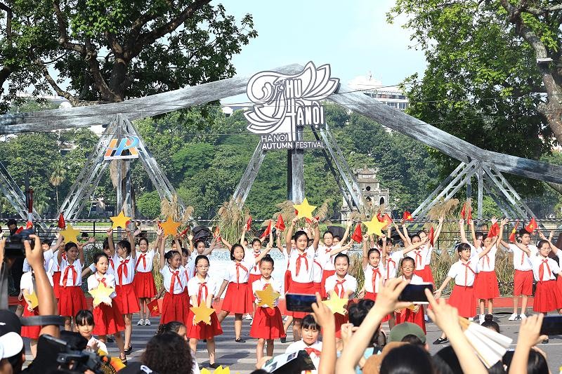 Ông Nguyễn Ánh Dương, Giám đốc Trung tâm xúc tiến Đầu tư, Thương mại, Du lịch TP. Hà Nội, đơn vị chủ trì tổ chức Festival Thu Hà Nội 2023 chia sẻ: “Chúng tôi cảm nhận chương trình Festival Thu có sự hỗ trợ không chỉ của con người mà còn của cả đất trời. Festival Thu Hà Nội năm 2023 tổ chức ở một địa điểm rất linh thiêng - hồ Hoàn Kiếm - là nơi hội tụ linh khí thủ đô; trong khoảng thời gian cũng rất đặc biệt, đó là thu Hà Nội”. Ông Nguyễn Ánh Dương, Giám đốc Trung tâm xúc tiến Đầu tư, Thương mại, Du lịch TP. Hà Nội, đơn vị chủ trì tổ chức Festival Thu Hà Nội 2023 chia sẻ: “Chúng tôi cảm nhận chương trình Festival Thu có sự hỗ trợ không chỉ của con người mà còn của cả đất trời. Festival Thu Hà Nội năm 2023 tổ chức ở một địa điểm rất linh thiêng - hồ Hoàn Kiếm - là nơi hội tụ linh khí thủ đô; trong khoảng thời gian cũng rất đặc biệt, đó là thu Hà Nội”.