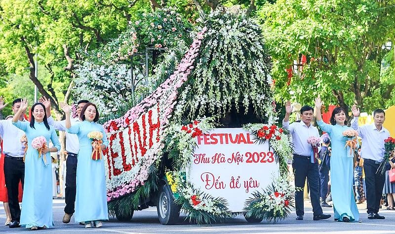 Sau tiết mục biểu diễn Lân Sư Rồng là chương trình diễu hành. Dẫn đầu đoàn là xe hoa Mê Linh, ngoài ra còn có diễu hành áo dài, xích lô,... mang đến không gian đầy màu sắc, tươi vui nhưng cũng vô cùng lãng mạn. Sau tiết mục biểu diễn Lân Sư Rồng là chương trình diễu hành. Dẫn đầu đoàn là xe hoa Mê Linh, ngoài ra còn có diễu hành áo dài, xích lô,... mang đến không gian đầy màu sắc, tươi vui nhưng cũng vô cùng lãng mạn.