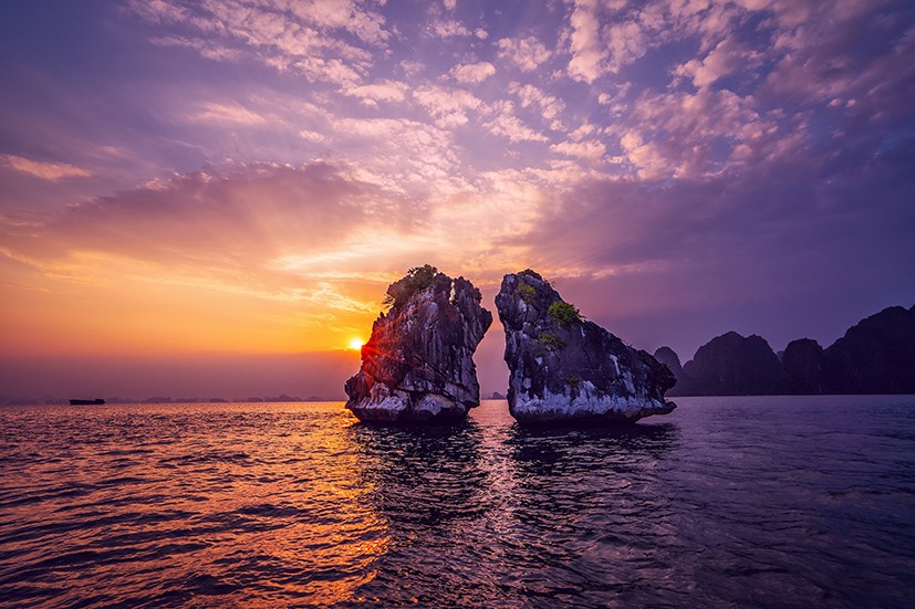 Ngoài khám phá thiên nhiên, du khách còn được tìm hiểu lịch sử qua các truyền thuyết như hòn Trống Mái. Ảnh: Shutterstock Ngoài khám phá thiên nhiên, du khách còn được tìm hiểu lịch sử qua các truyền thuyết như hòn Trống Mái. Ảnh: Shutterstock