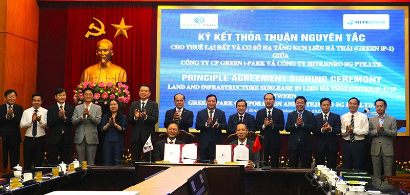 Công ty Green i - Park và Tập đoàn HiteJinro ký kết thỏa thuận thuê lại đất và cơ sở hạ tầng dưới sự chứng kiến của lãnh đạo tỉnh, các sở, ban, ngành Thái Bình. Công ty Green i - Park và Tập đoàn HiteJinro ký kết thỏa thuận thuê lại đất và cơ sở hạ tầng dưới sự chứng kiến của lãnh đạo tỉnh, các sở, ban, ngành Thái Bình.