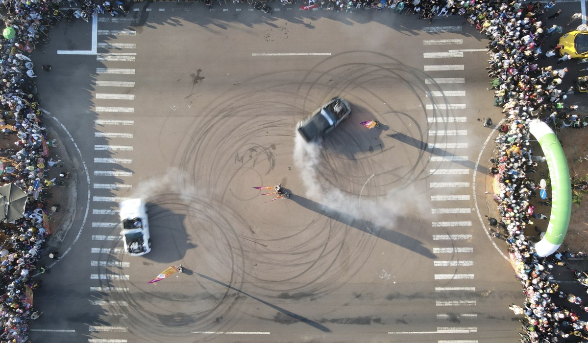 Drift xe là một kỹ thuật lái xe mà trong đó người lái xe cố tình làm thừa lái trong khi vẫn có thể điều khiển được chiếc xe theo hướng mong muốn ở tốc độ cao, nhưng lại gây ra sự trượt bánh sau.