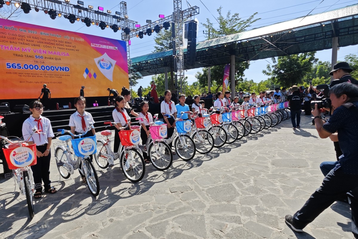 Tại lễ hội, Công ty TNHH MTV - TMDV Mailisa đã trao tặng 100 chiếc xe đạp, 400 cặp sách, 400 bình chữa cháy và học bổng cho các em học sinh nghèo và các hộ gia đình tại địa phương với tổng trị giá hơn 600 triệu đồng. Đại diện của Công ty cổ phần hàng tiêu dùng Masan cũng trao tặng 1.000 phần quà cho các hộ gia đình nghèo xã Hòa Thắng.