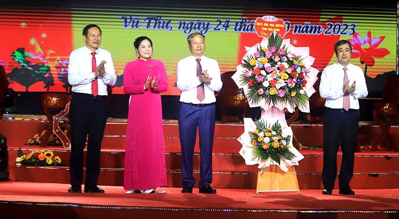 Ủy viên Trung ương Đảng, Bí thư Tỉnh uỷ Thái Bình Ngô Đông Hải tặng hoa chúc mừng Lễ hội chùa Keo mùa Thu 2023. Ủy viên Trung ương Đảng, Bí thư Tỉnh uỷ Thái Bình Ngô Đông Hải tặng hoa chúc mừng Lễ hội chùa Keo mùa Thu 2023.