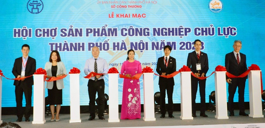 Các đại biểu cắt băng khai mạc “Hội chợ quốc tế sản phẩm công nghiệp chủ lực TP Hà Nội năm 2023”. Ảnh: Hoài Nam Các đại biểu cắt băng khai mạc “Hội chợ quốc tế sản phẩm công nghiệp chủ lực TP Hà Nội năm 2023”. Ảnh: Hoài Nam
