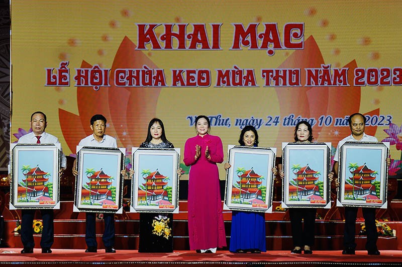Chủ tịch UBND huyện Vũ Thư, Trưởng ban chỉ đạo lễ hội trao tặng bức tranh chùa Keo tri ân các doanh nghiệp tài trợ cho lễ hội năm nay. Chủ tịch UBND huyện Vũ Thư, Trưởng ban chỉ đạo lễ hội trao tặng bức tranh chùa Keo tri ân các doanh nghiệp tài trợ cho lễ hội năm nay.