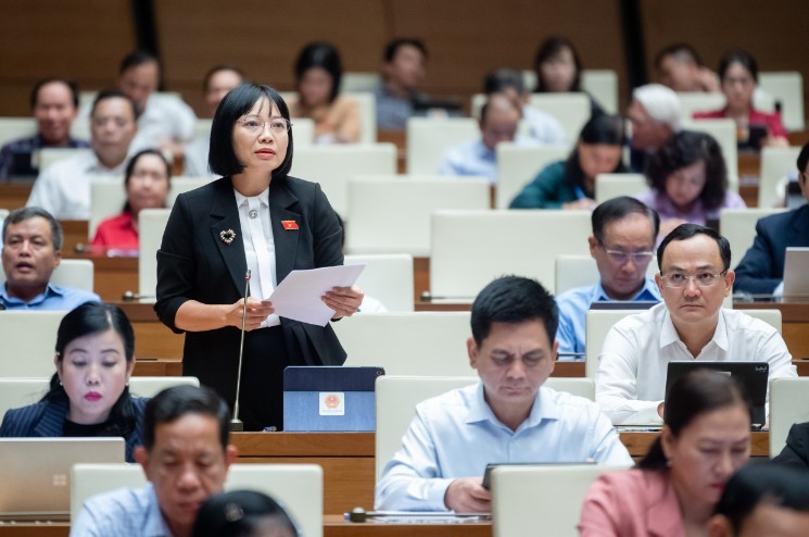 Đại biểu Quốc hội Nguyễn Thị Việt Nga góp ý.