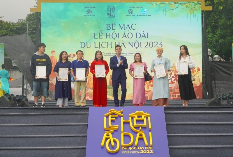Sở Du lịch Hà Nội đã vinh danh nhiều đơn vị, tổ chức, cá nhân, các nhà thiết kế đã đóng góp cho sự thành công của Lễ hội Áo dài du lịch Hà Nội 2023. (Ảnh: Nguyễn Anh Tùng)