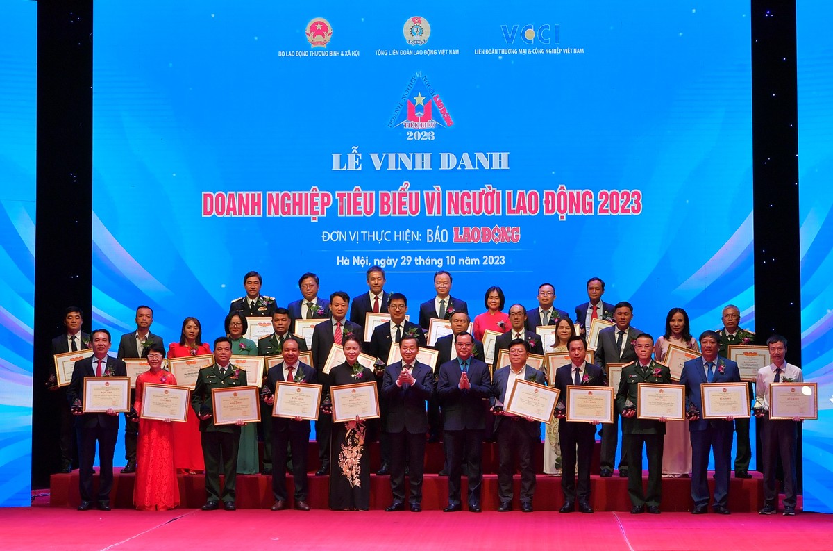 Phó Thủ tướng Lê Minh Khái (hàng đầu, thứ 6 từ trái sang) và Chủ tịch Tổng Liên đoàn Lao động Việt Nam Nguyễn Đình Khang (hàng đầu, thứ 6 từ phải sang) chụp ảnh kỷ niệm cùng các doanh nghiệp được nhận Bằng khen “Doanh nghiệp tiêu biểu vì người lao động”