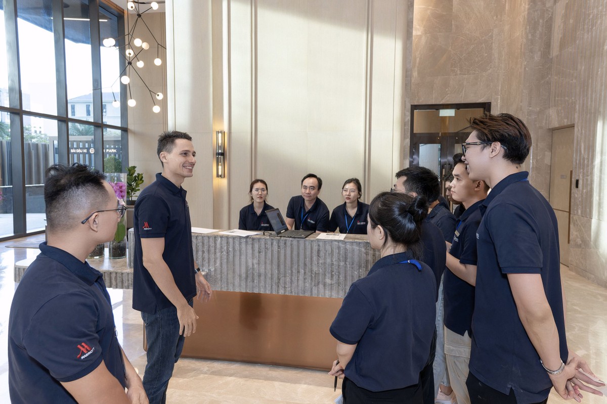 Nhằm đáp ứng trải nghiệm sống chuẩn khách sạn 5 sao, các quản gia Marriott tại Grand Marina Saigon được đào tạo hơn 250 giờ bồi dưỡng chuyên môn mỗi năm. Nhằm đáp ứng trải nghiệm sống chuẩn khách sạn 5 sao, các quản gia Marriott tại Grand Marina Saigon được đào tạo hơn 250 giờ bồi dưỡng chuyên môn mỗi năm.