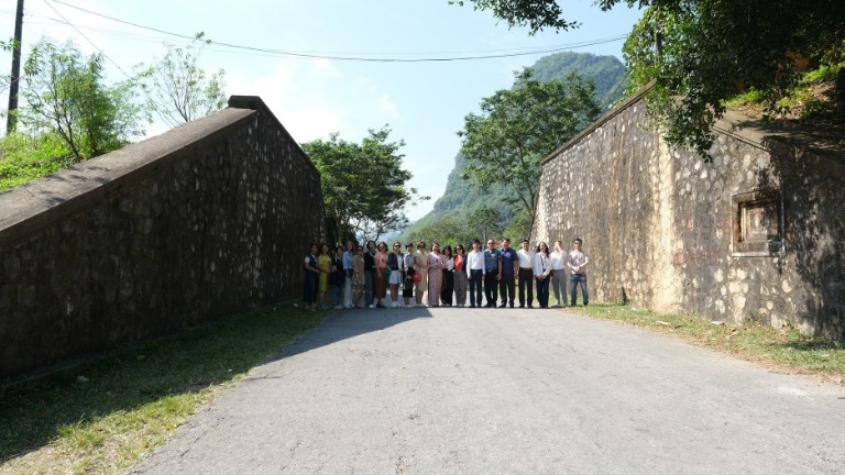 Đoàn đại biểu tham quan Ải Chi Lăng. (Ảnh: Hồ Hạ) Đoàn đại biểu tham quan Ải Chi Lăng. (Ảnh: Hồ Hạ)