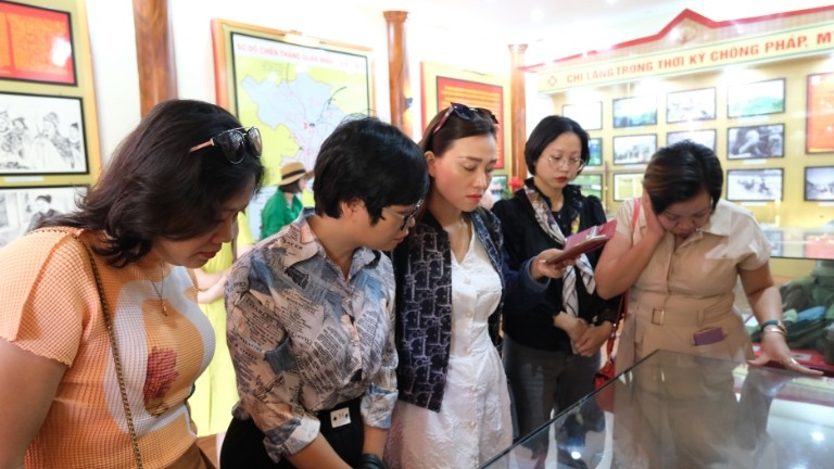 Đoàn đại biểu tham quan Nhà trưng bày Chiến thắng Chi Lăng. (Ảnh: Hồ Hạ) Đoàn đại biểu tham quan Nhà trưng bày Chiến thắng Chi Lăng. (Ảnh: Hồ Hạ)