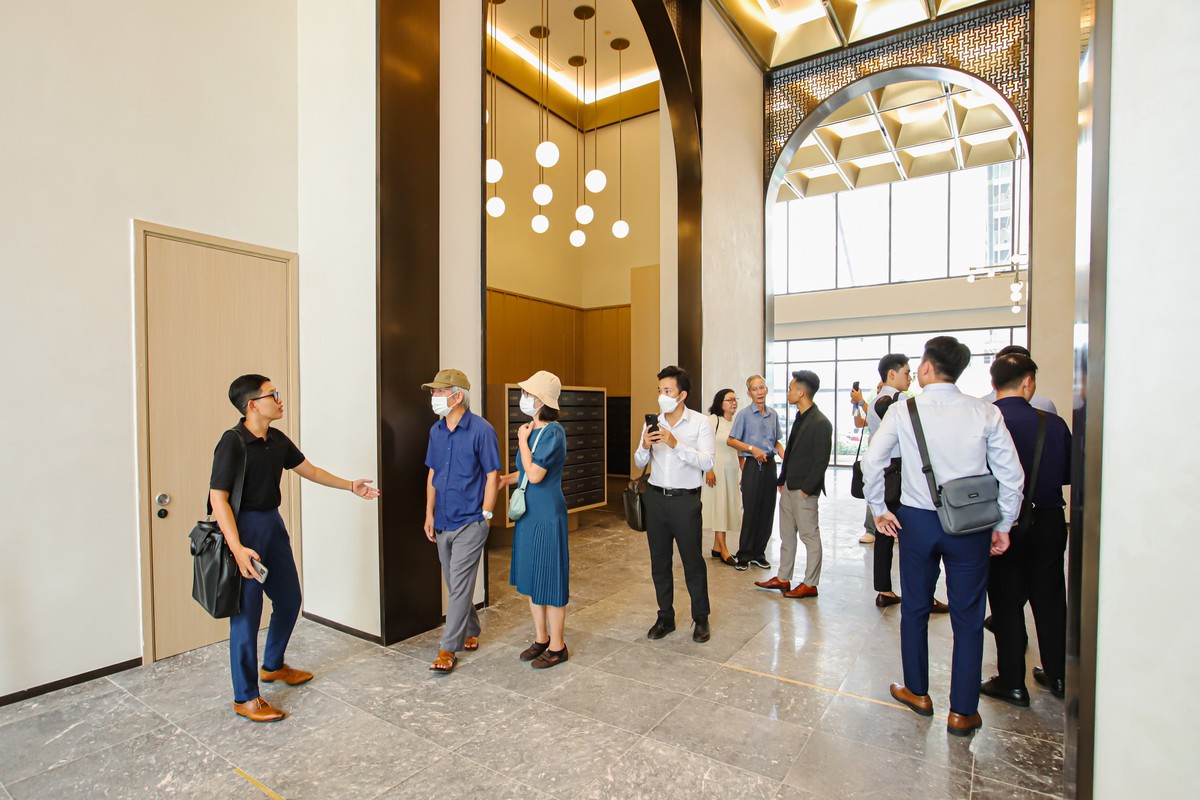 Sảnh chính đang hoàn thiện gây ấn tượng cho khách hàng ngay khi bước vào dự án với chiều cao trần 6m, thiết kế sang trọng Sảnh chính đang hoàn thiện gây ấn tượng cho khách hàng ngay khi bước vào dự án với chiều cao trần 6m, thiết kế sang trọng