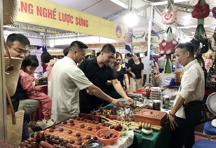 Đông đảo người dân và du khách đã tham quan, trải nghiệm mua sắm tại triển lãm. Đông đảo người dân và du khách đã tham quan, trải nghiệm mua sắm tại triển lãm.