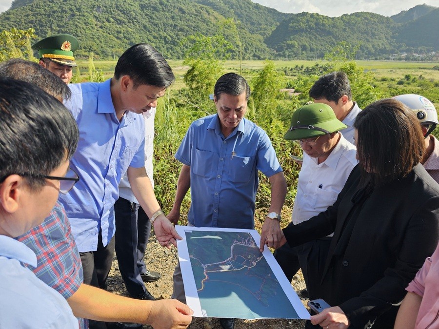 Ông Nguyễn Văn Tùng, Chủ tịch UBND TP. Hải Phòng đi kiểm tra thực địa về công tác quản lý đất đai và triển khai một số dự án trên địa bàn huyện Cát Hải. Ảnh: Thanh Sơn Ông Nguyễn Văn Tùng, Chủ tịch UBND TP. Hải Phòng đi kiểm tra thực địa về công tác quản lý đất đai và triển khai một số dự án trên địa bàn huyện Cát Hải. Ảnh: Thanh Sơn