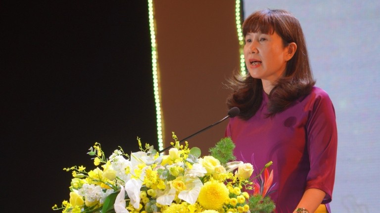 Bà Đặng Hương Giang, Giám đốc Sở Du lịch Hà Nội phát biểu tại Lễ khai mạc Lễ hội Quà tặng du lịch Hà Nội năm 2023. (Ảnh: Anh Tùng)