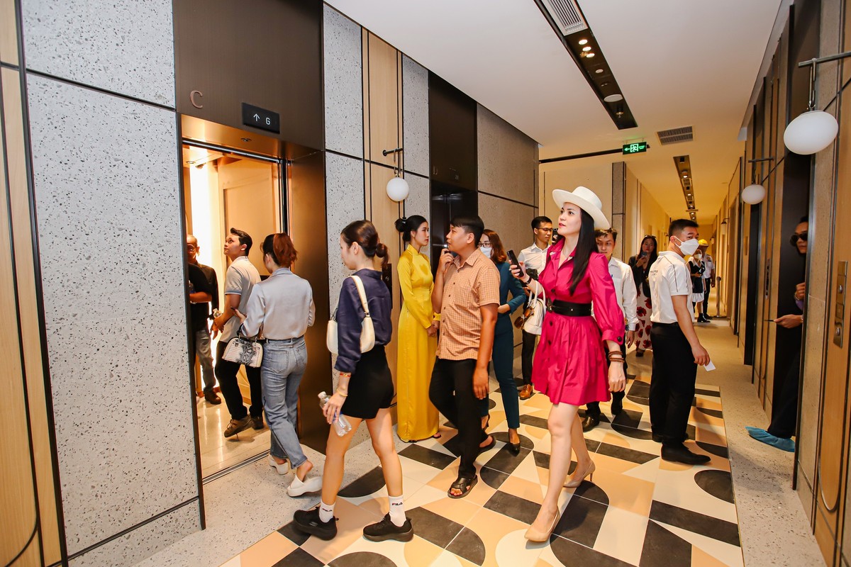 Sảnh thang máy rộng rãi, đã hoàn thiện; thang máy tốc độ cao, thiết kế sang trọng sẵn sàng chào đón cư dân và khách trải nghiệm Sảnh thang máy rộng rãi, đã hoàn thiện; thang máy tốc độ cao, thiết kế sang trọng sẵn sàng chào đón cư dân và khách trải nghiệm