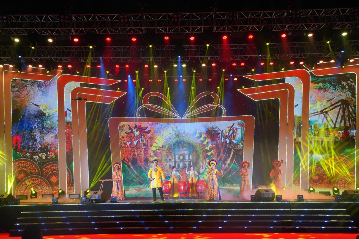 Trình diễn văn nghệ tại Lễ khai mạc. (Ảnh: Anh Tùng)