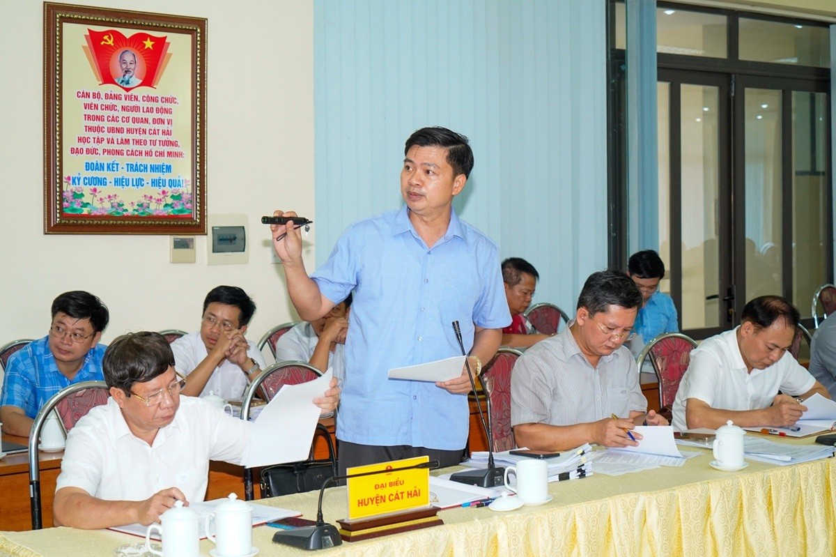 Ông Bùi Tuấn Mạnh, Chủ tịch UBND huyện Cát Hải báo cáo tại cuộc làm việc. Ảnh: Thanh Sơn Ông Bùi Tuấn Mạnh, Chủ tịch UBND huyện Cát Hải báo cáo tại cuộc làm việc. Ảnh: Thanh Sơn