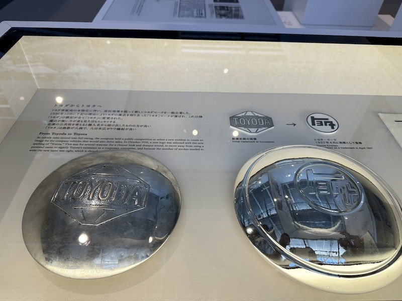 Logo Toyota tiếng Nhật (bên phải) có 8 nét, tượng trưng cho sự may mắn và phát triển không ngừng. Logo Toyota tiếng Nhật (bên phải) có 8 nét, tượng trưng cho sự may mắn và phát triển không ngừng.