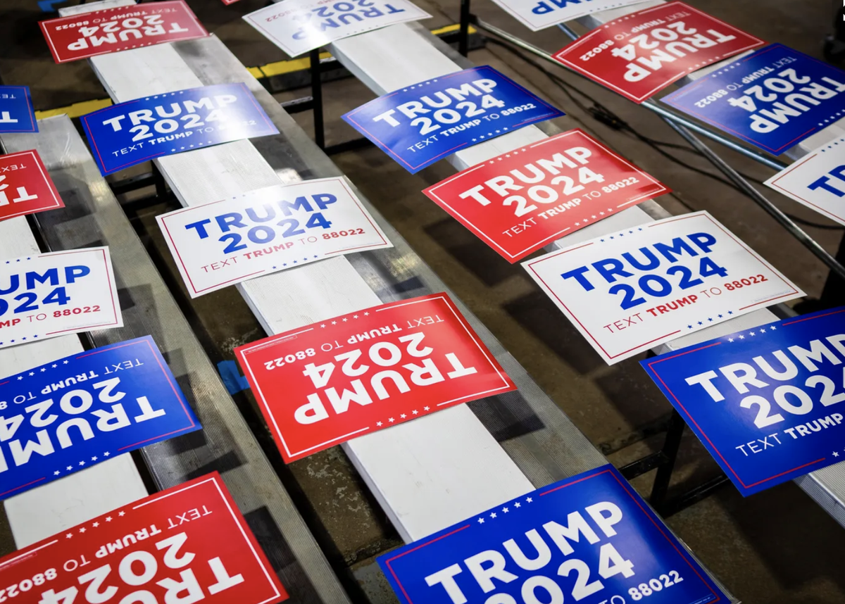 Áp phích vận động tranh cử cựu Tổng thống Donald Trump trước cuộc vận động ở Waterloo, Iowa, ngày 7/10/2023. Ảnh: NYT Áp phích vận động tranh cử cựu Tổng thống Donald Trump trước cuộc vận động ở Waterloo, Iowa, ngày 7/10/2023. Ảnh: NYT