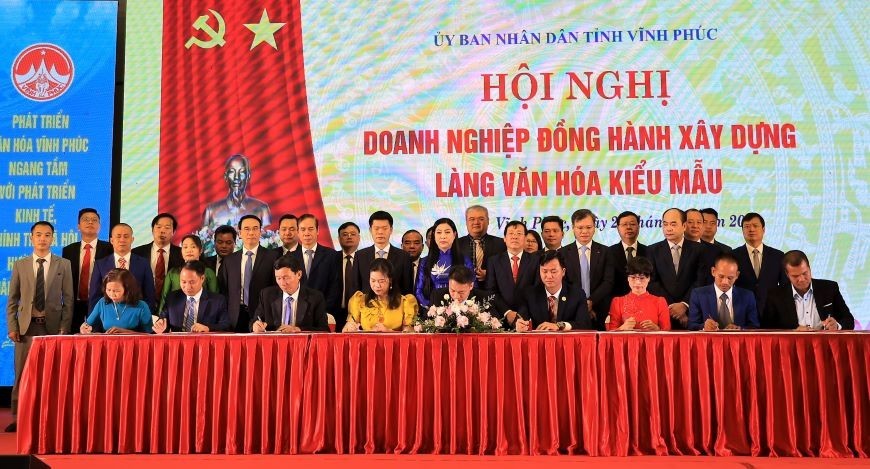 Đại diện các doanh nghiệp ký cam kết đồng hành xây dựng Làng văn hóa kiểu mẫu Đại diện các doanh nghiệp ký cam kết đồng hành xây dựng Làng văn hóa kiểu mẫu
