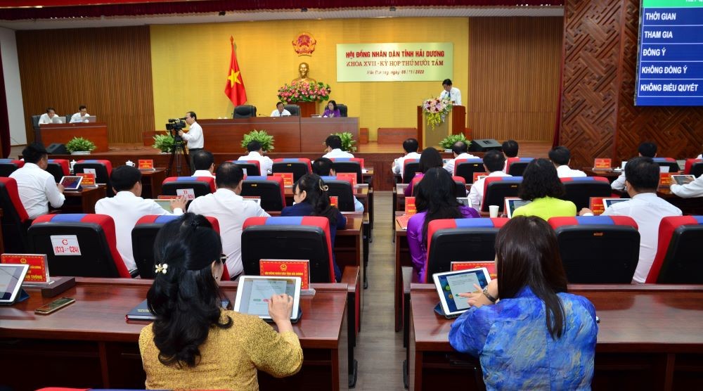 Các đại biểu biểu quyết thông qua nội dung, chương trình kỳ họp