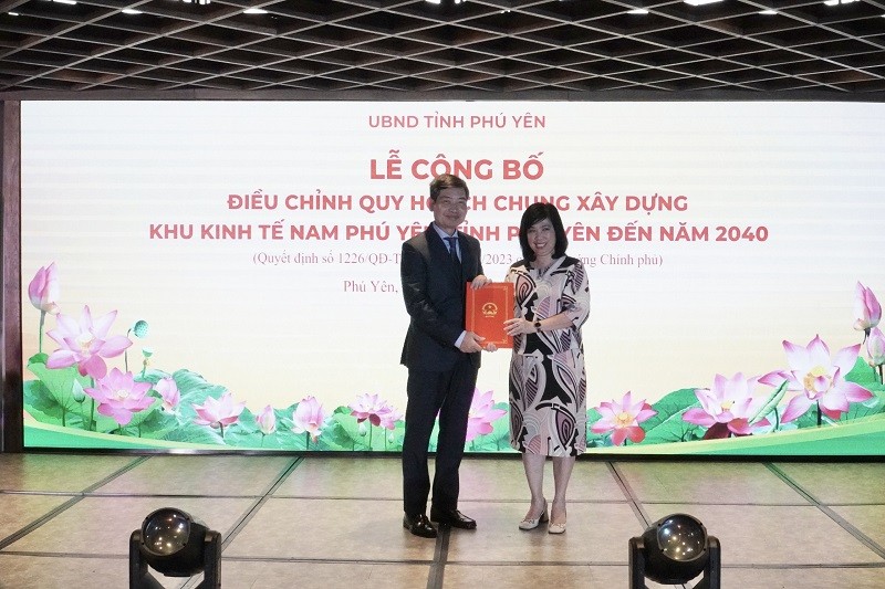 Chủ tịch UBND tỉnh Phú Yên nhận quyết định của Thủ tướng từ bà Trần Thu Hằng, Vụ trưởng Vụ Quy hoạch - Kiến trúc (Bộ Xây dựng).