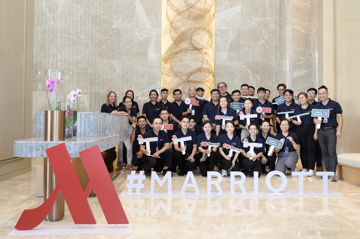 Hình ảnh đội ngũ quản gia Marriott tại tòa Lake Hình ảnh đội ngũ quản gia Marriott tại tòa Lake