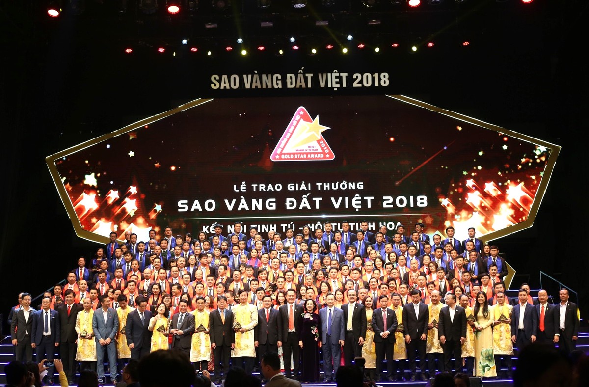 Giải thưởng Sao Vàng Đất Việt là giải thưởng dành cho các thương hiệu và sản phẩm tiêu biểu của Việt Nam được Hội Doanh nhân trẻ Việt Nam khởi xướng từ năm 2003 Giải thưởng Sao Vàng Đất Việt là giải thưởng dành cho các thương hiệu và sản phẩm tiêu biểu của Việt Nam được Hội Doanh nhân trẻ Việt Nam khởi xướng từ năm 2003