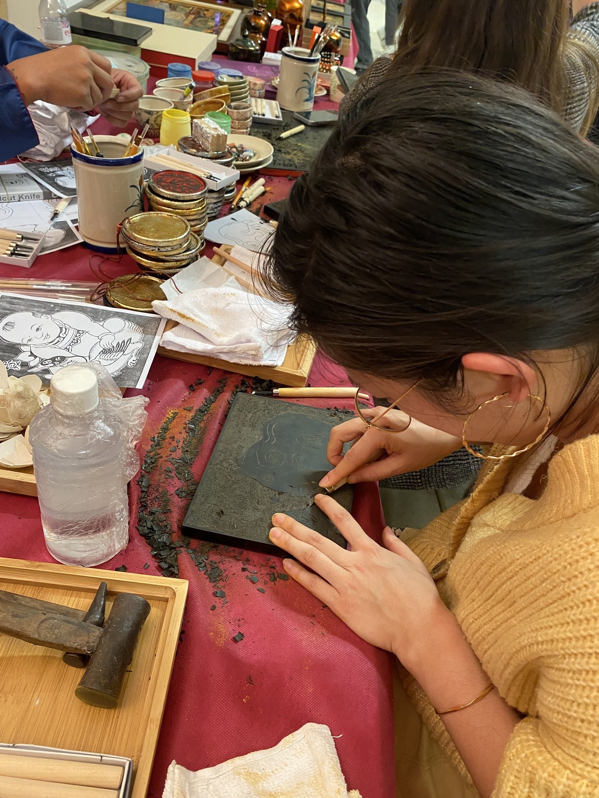 Khách tham dự “Ngày Việt Nam tại Pháp 2023” trải nghiệm nghệ thuật khắc sơn mài tinh tế. Khách tham dự “Ngày Việt Nam tại Pháp 2023” trải nghiệm nghệ thuật khắc sơn mài tinh tế.