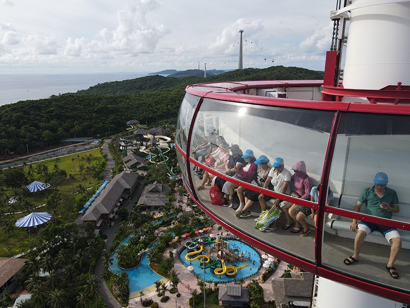 Từ đài quan sát Mắt đại bàng - Sun World Hon Thom Nature Park, vẻ đẹp Hòn Thơm thu trọn trong tầm mắt.