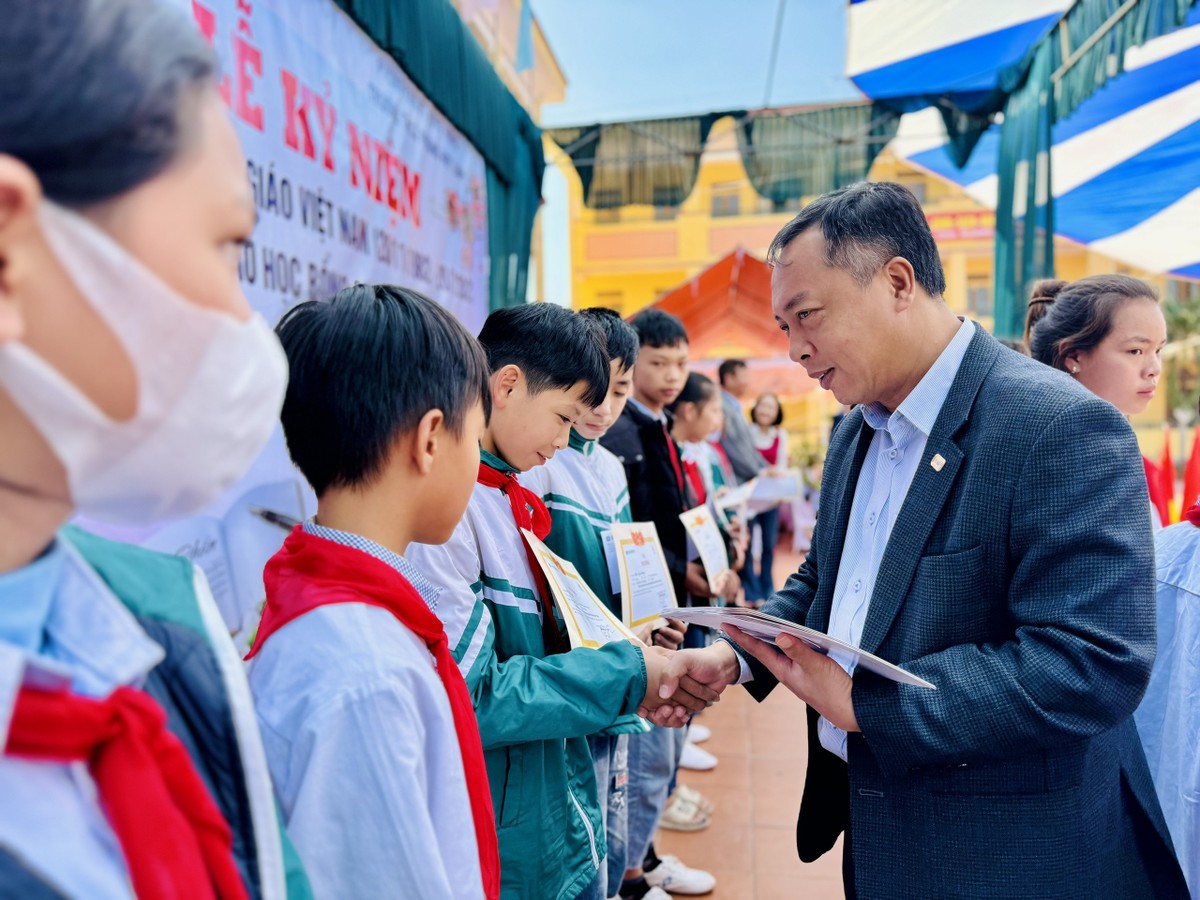 Tổng biên tập Báo Đầu tư Lê Trọng Minh trao học bổng cho học sinh Trường THCS Phong Huy Lĩnh.