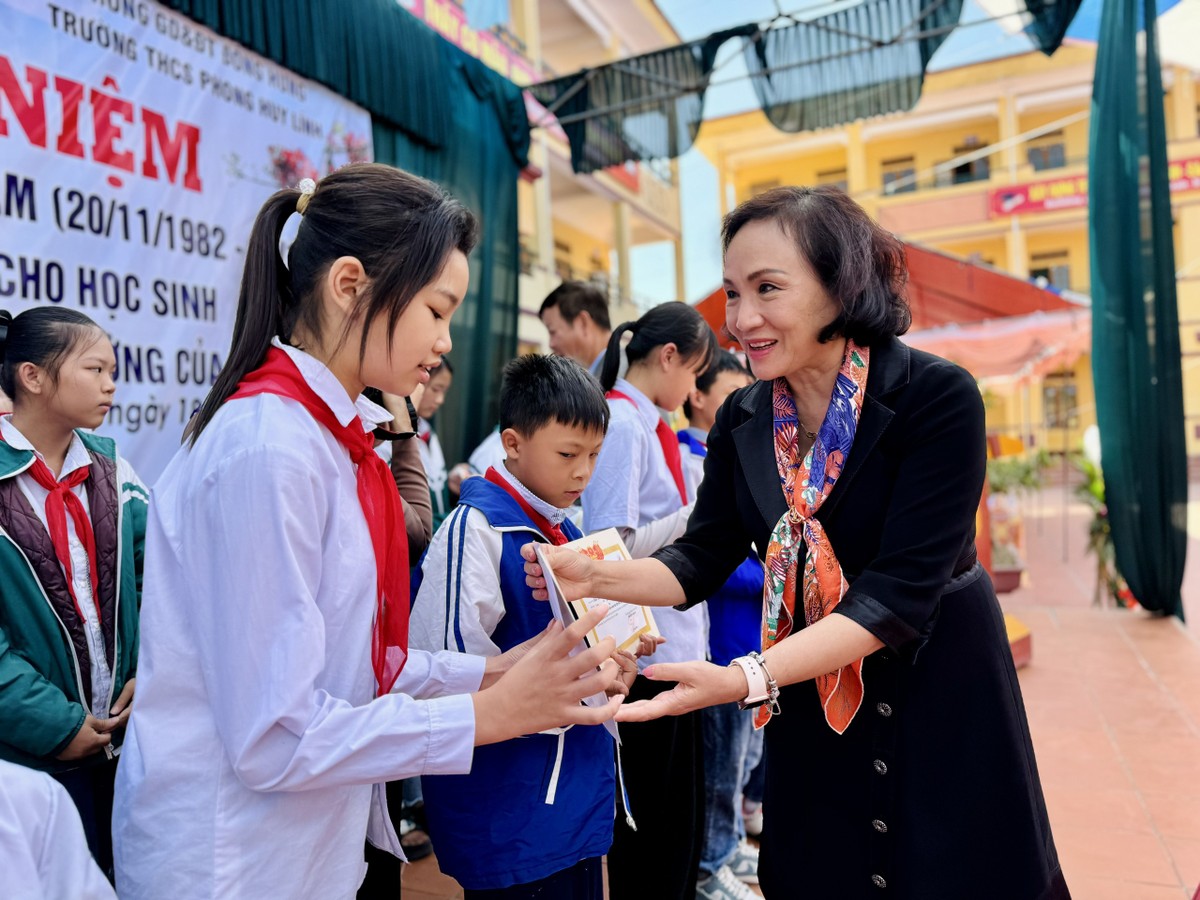 Bà Trần Kim Nga, Tổng giám đốc Công ty TNHH Việt Nam Beverage trao học bổng cho học sinh Trường Phong Huy Lĩnh.