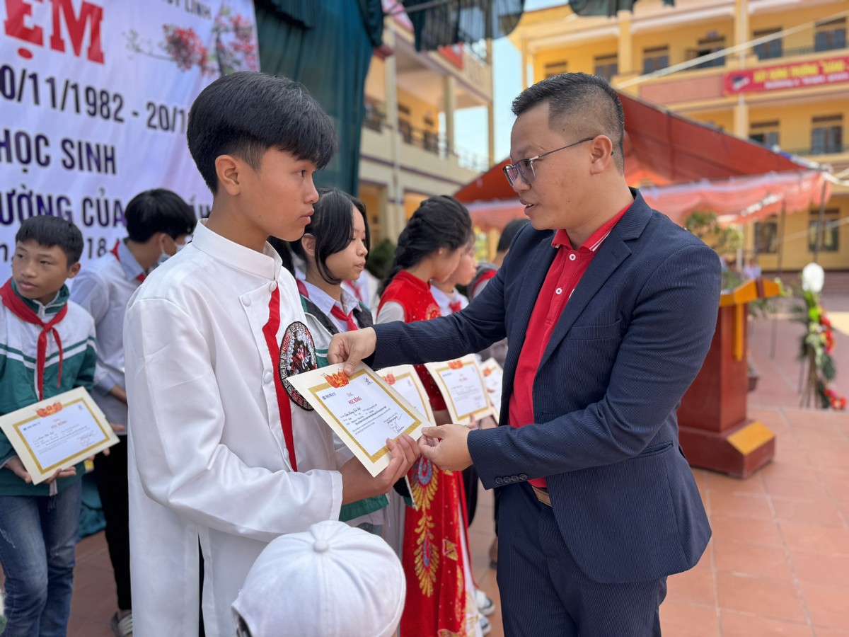Ông Nguyễn Văn Tín, Giám đốc SeABank Chi nhánh Thái Bình trao học bổng cho học sinh trường Phong Huy Lĩnh.