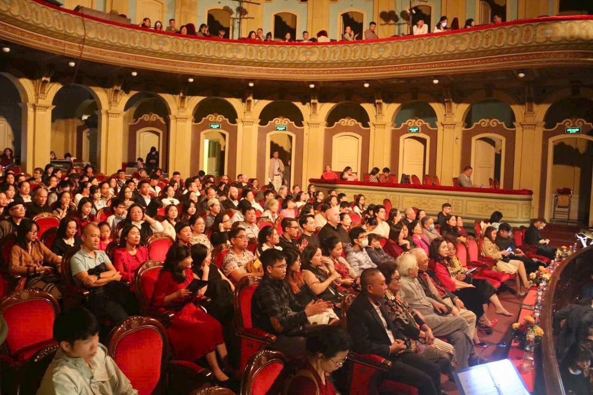 Vở nhạc kịch &quot;Những người khốn khổ&quot; thu hút đông đảo khán giả trong và ngoài nước.