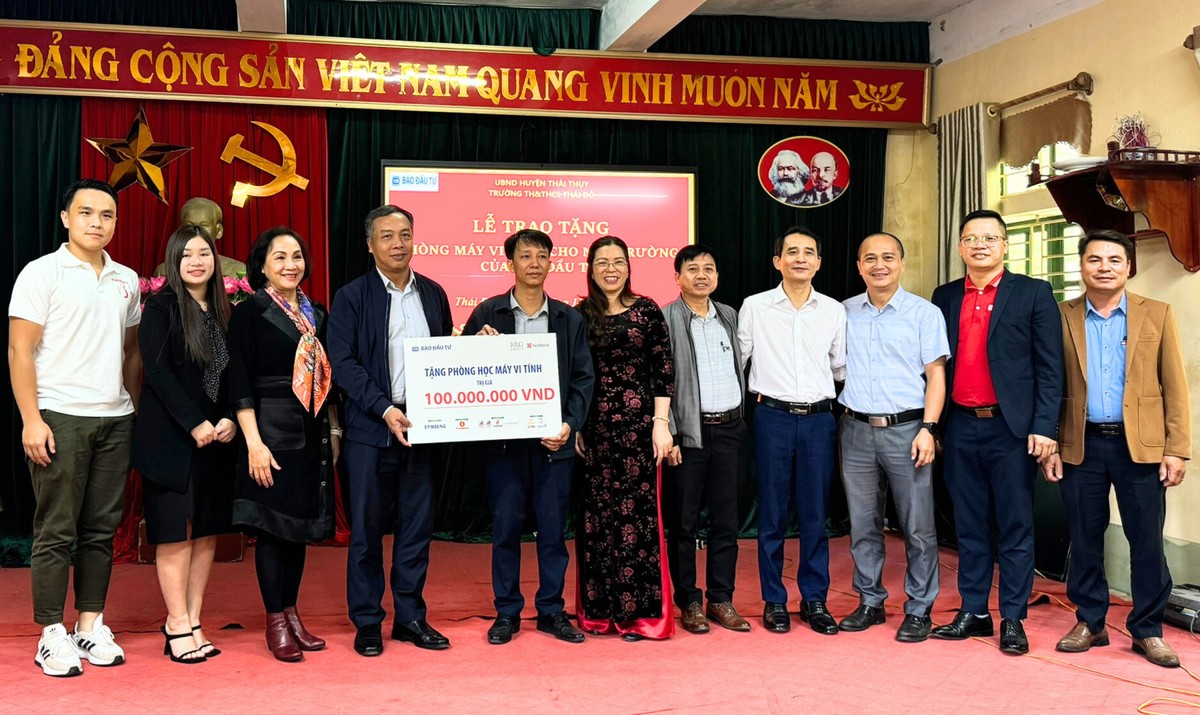 Lãnh đạo Báo Đầu tư và đại diện các nhà tài trợ trao tặng phòng học máy vi tính cho trường Tiểu học và THCS Thái Đô