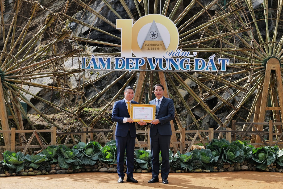 Ông Trịnh Xuân Trường (bên phải) trao tặng bằng khen danh dự tới đại diện Sun World Fansipan Legend. Ông Trịnh Xuân Trường (bên phải) trao tặng bằng khen danh dự tới đại diện Sun World Fansipan Legend.