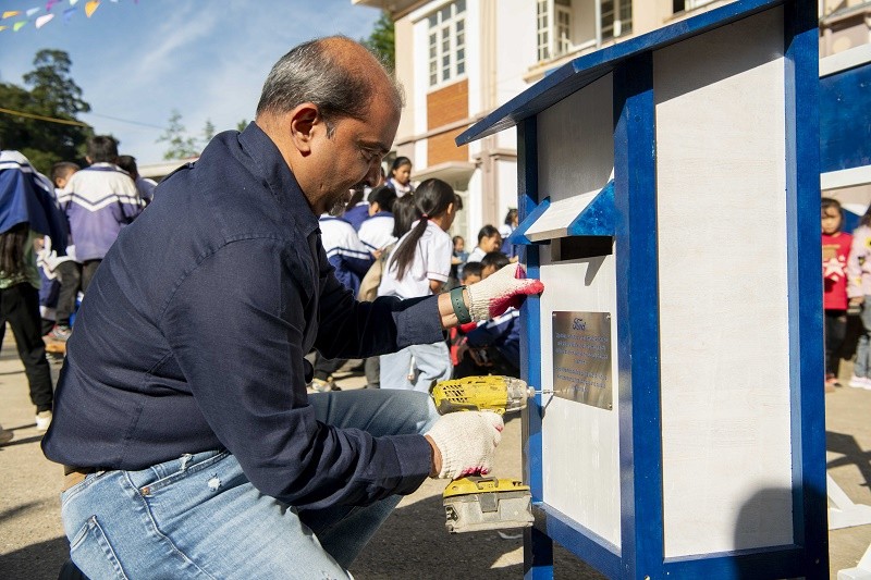 Ông Ruchik Shah, Tổng giám đốc Ford Việt Nam đang hoàn thiện “Hòm thư cho em” tại Trường tiểu học Quốc Toản