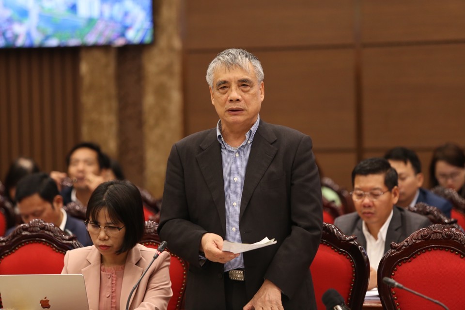 PGS.TS Trần Đình Thiên phát biểu tại Hội thảo PGS.TS Trần Đình Thiên phát biểu tại Hội thảo