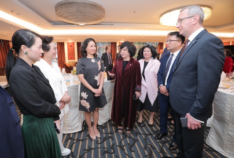 Các doanh nghiệp nữ Việt Nam trao đổi cùng Thống đốc tỉnh Kaluga Shapsha Vladislav Valerievich Các doanh nghiệp nữ Việt Nam trao đổi cùng Thống đốc tỉnh Kaluga Shapsha Vladislav Valerievich