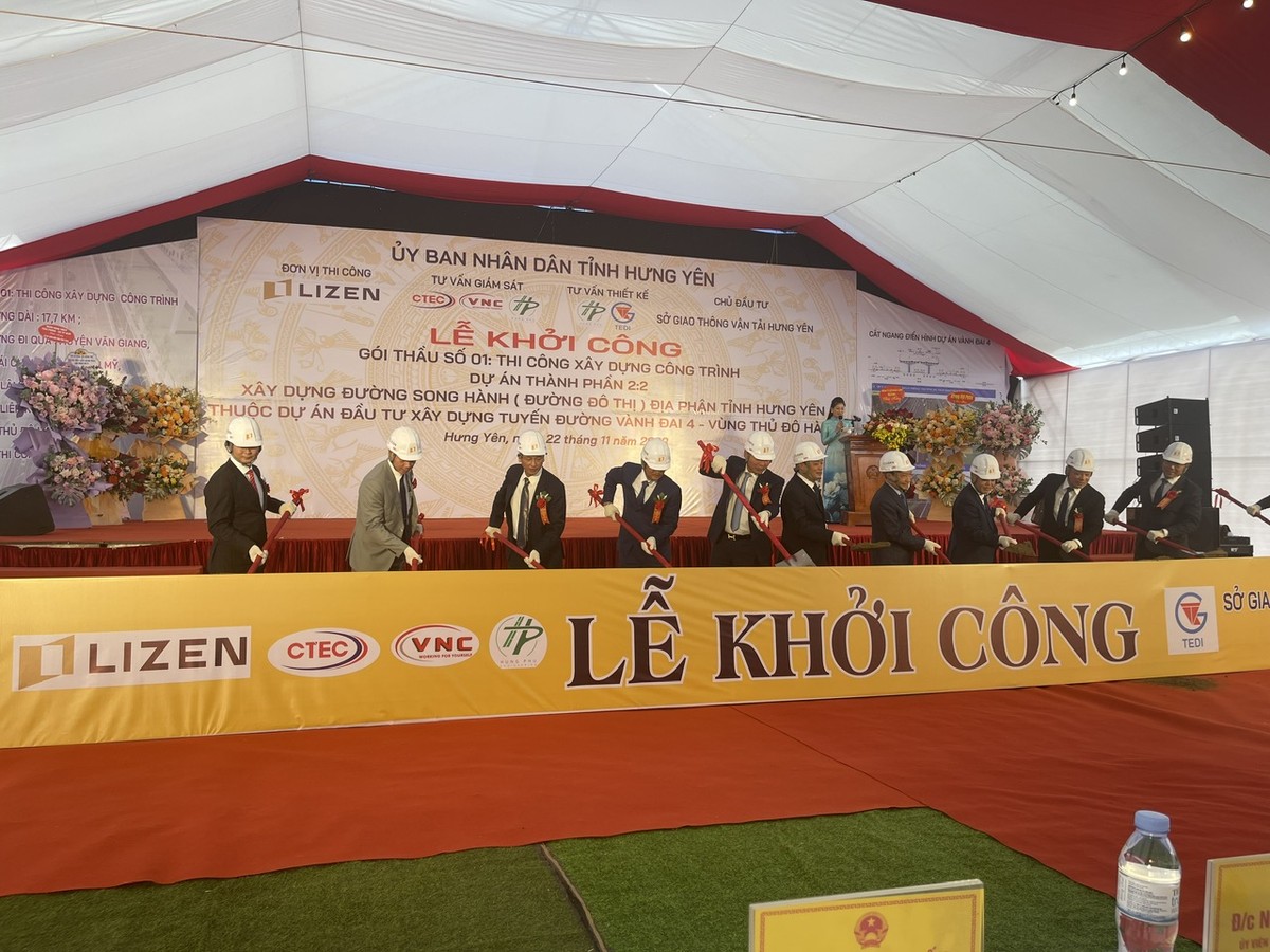 Các đại biểu thực hiện nghi thức khởi công.