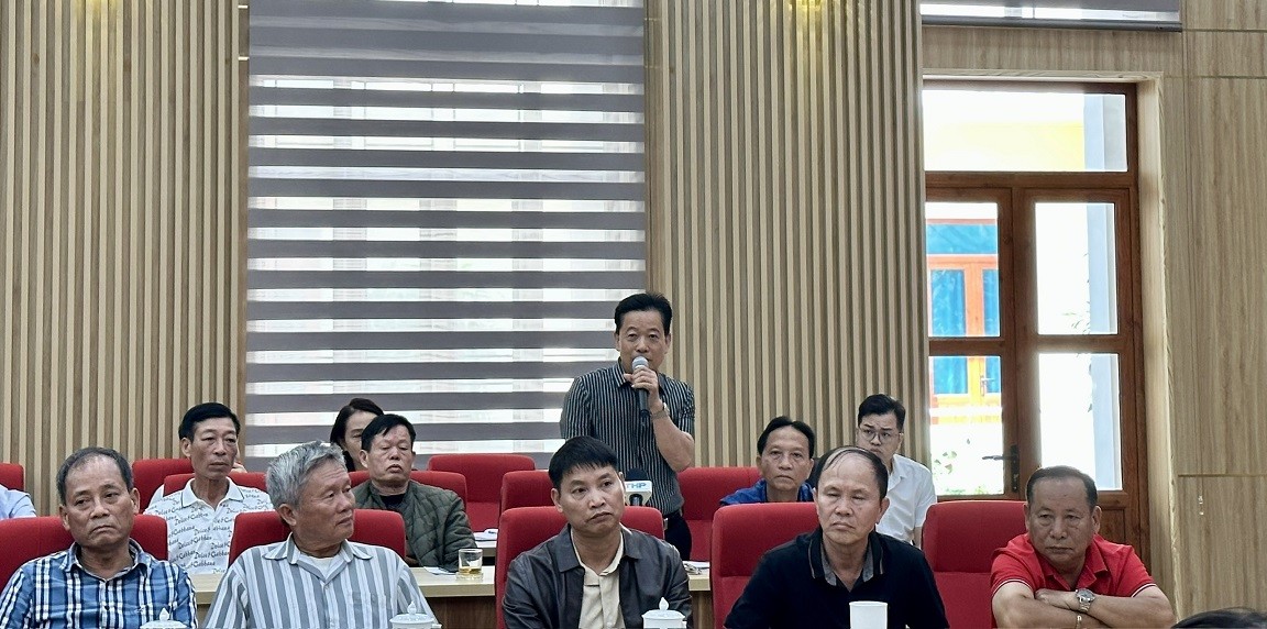 Ông Đinh Xuân Hiệu, đại diện người dân ở khu 1 phát biểu xin được kéo dài thời gian để tháo dỡ, di chuyển tài sản trên đất. Ông Đinh Xuân Hiệu, đại diện người dân ở khu 1 phát biểu xin được kéo dài thời gian để tháo dỡ, di chuyển tài sản trên đất.