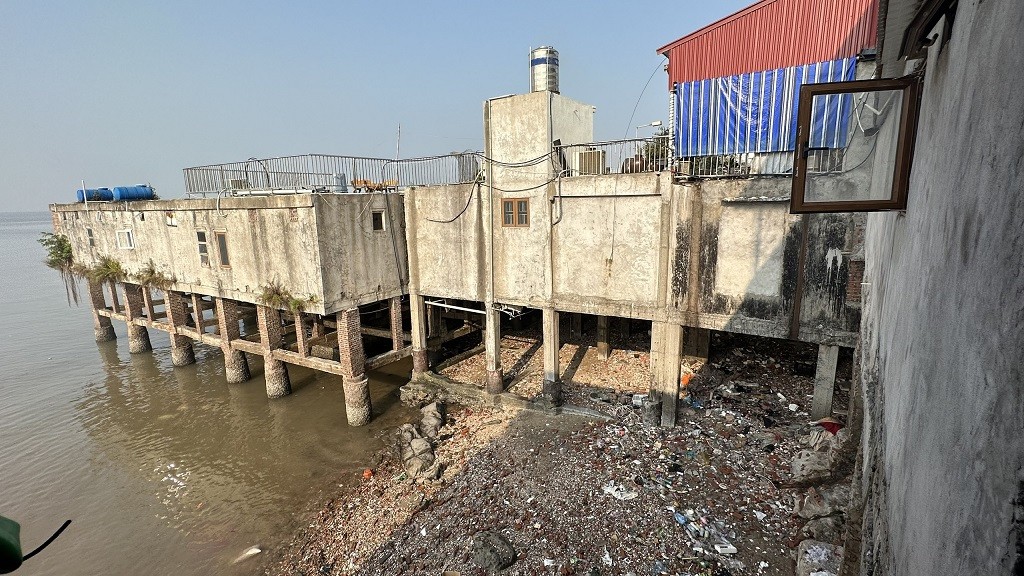 Các hộ dân tự ý xây dựng các công trình không phép lấn ra biển. Các hộ dân tự ý xây dựng các công trình không phép lấn ra biển.