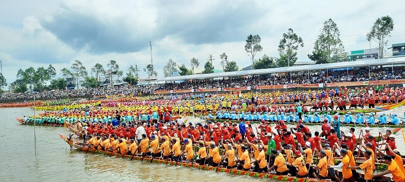 Các đội đua ghe Ngo chuẩn bị thi đấu Các đội đua ghe Ngo chuẩn bị thi đấu