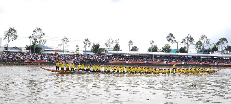 Đội đua ghe Ngo nữ trên đường về đích Đội đua ghe Ngo nữ trên đường về đích