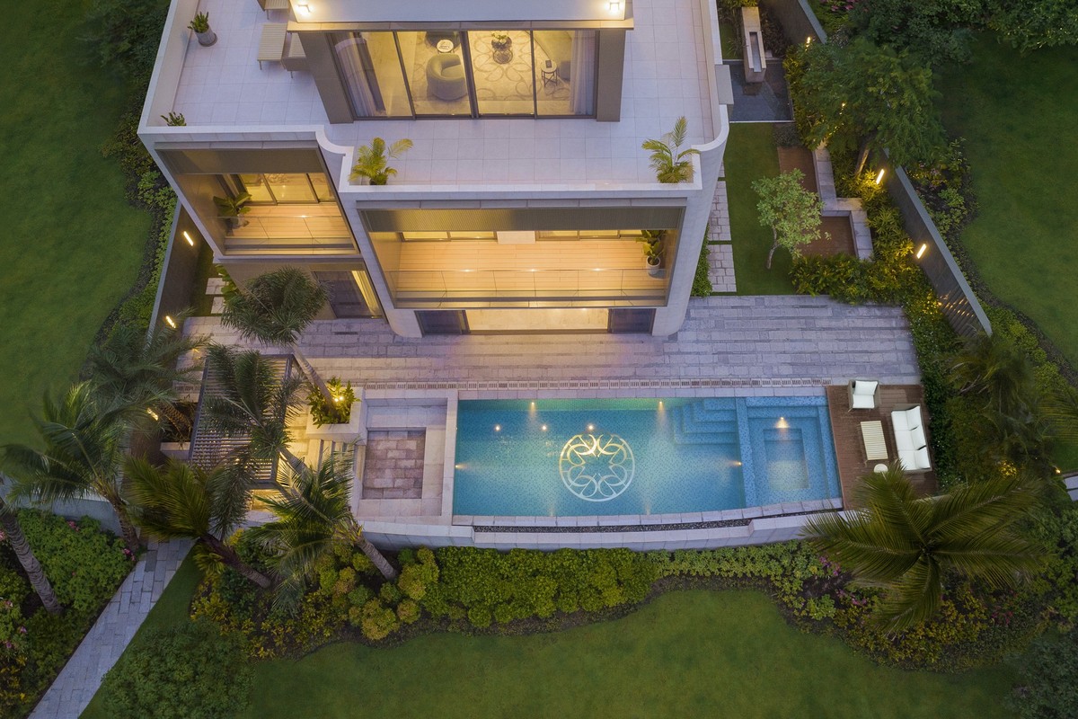 Mặt sau dinh thự nhìn từ trên cao và hồ bơi nổi bật với logo Elie Saab, trong đó gồm khu vực Jacuzzi và BBQ, địa điểm lý tưởng cho những buổi họp mặt của gia chủ và thượng khách. Mặt sau dinh thự nhìn từ trên cao và hồ bơi nổi bật với logo Elie Saab, trong đó gồm khu vực Jacuzzi và BBQ, địa điểm lý tưởng cho những buổi họp mặt của gia chủ và thượng khách.